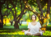 LOL决赛-赛道与球场，当公牛角力撞上引擎轰鸣