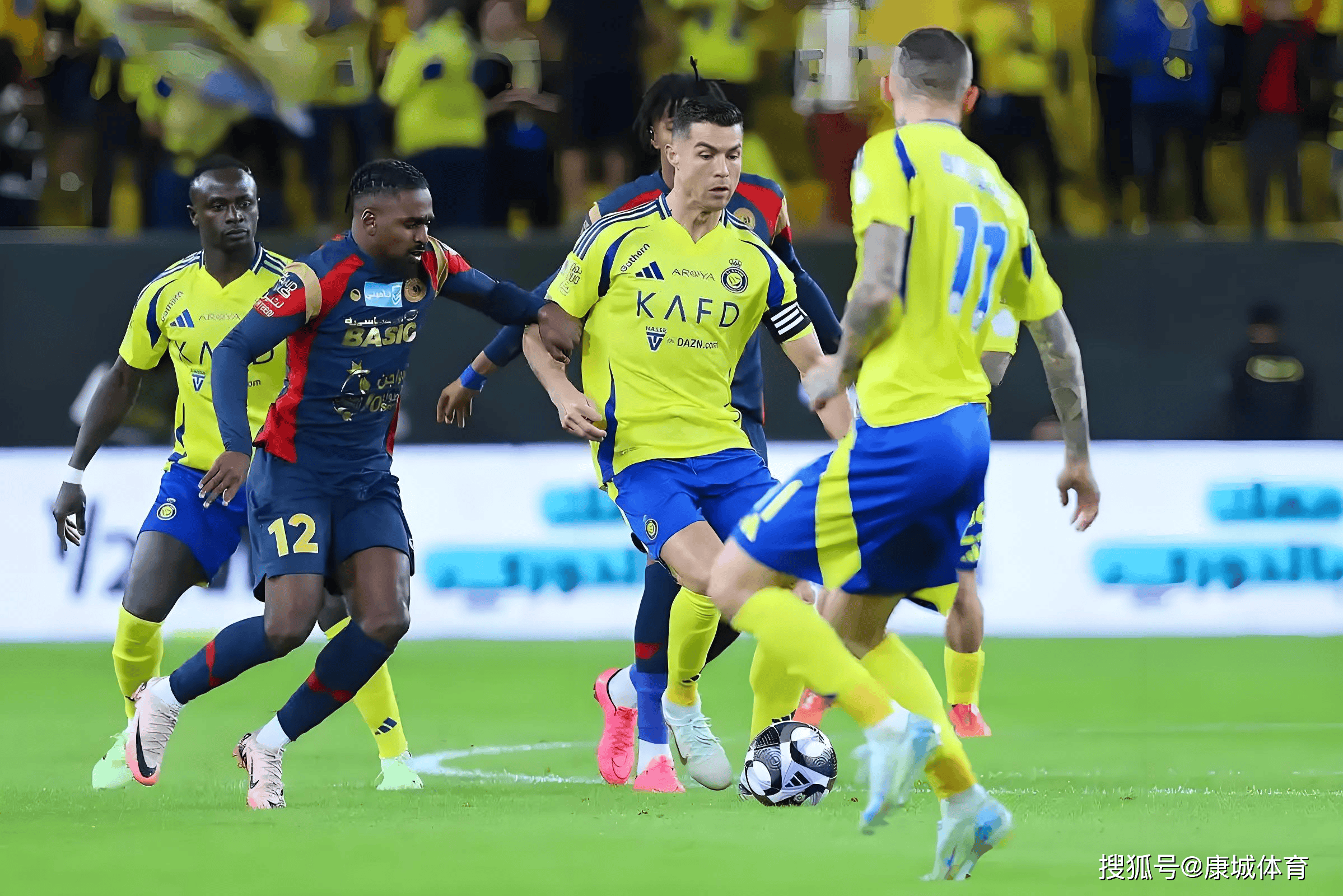 包含超级战绩！西亚球队火力全开，轻松晋级的词条