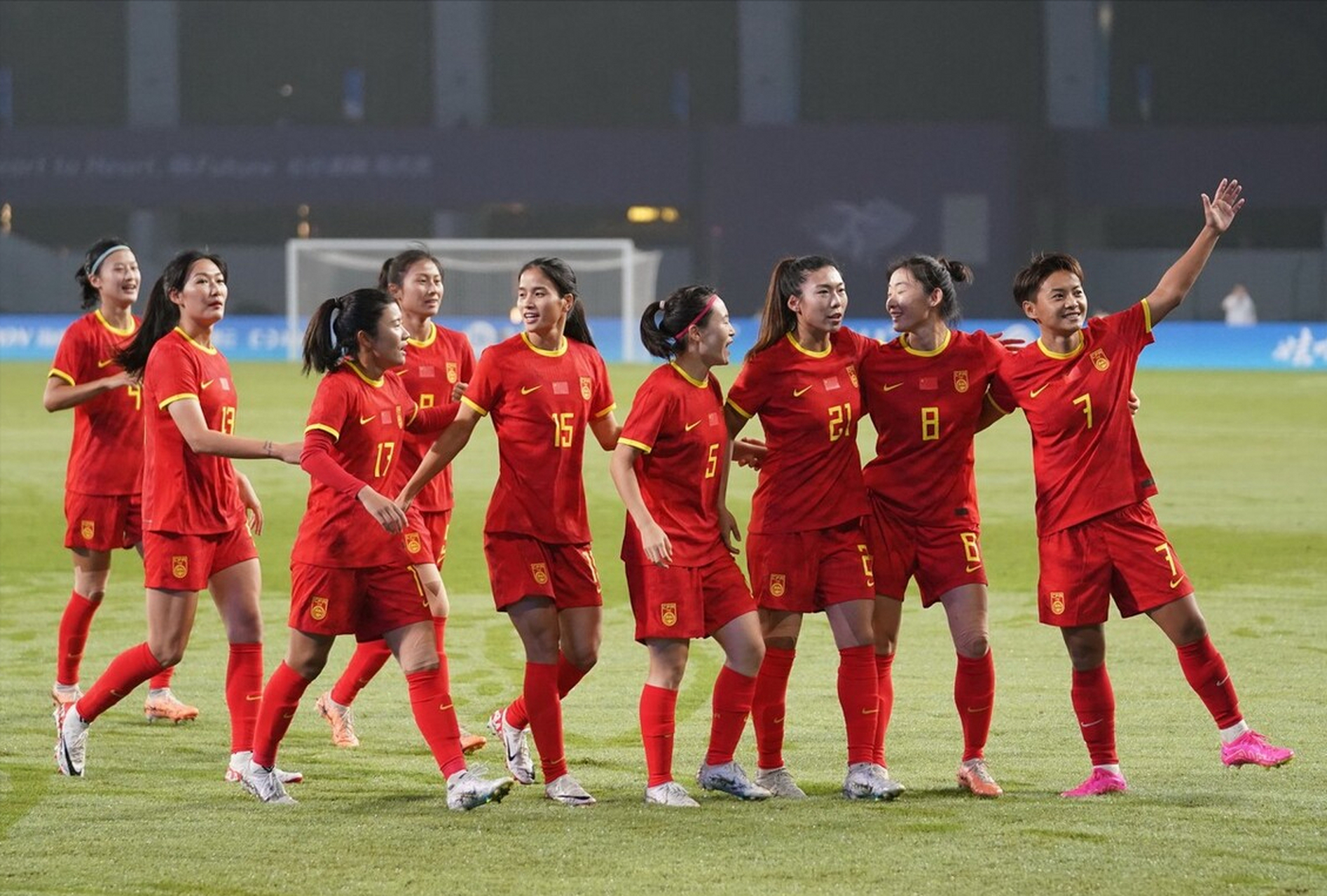 关于女足大胜，锁定小组头名晋级淘汰赛的信息