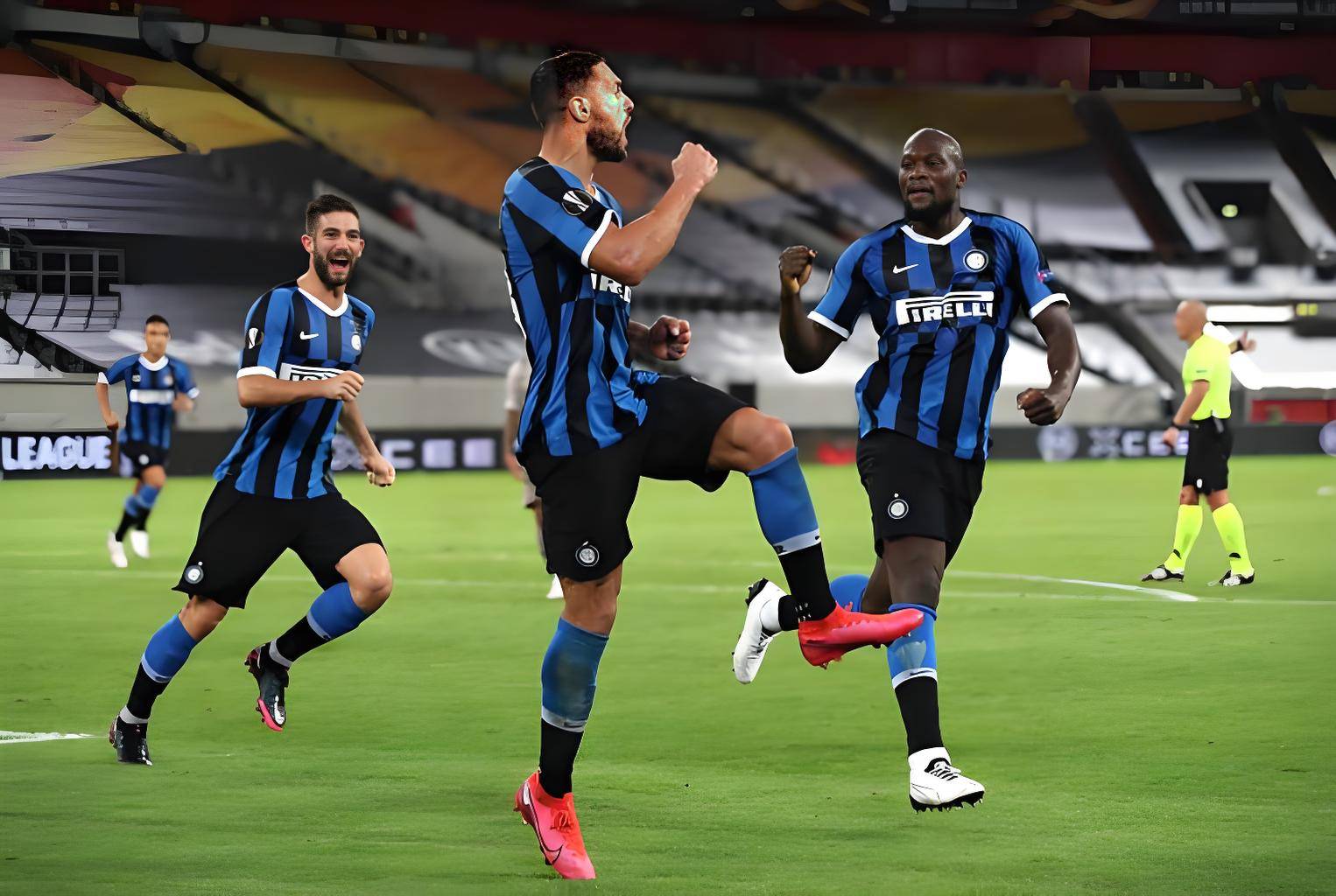 斯旺西主场大胜，击败卢顿城