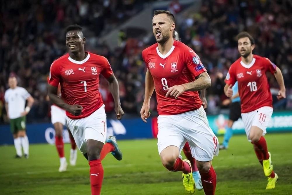 包含热门球队初现端倪,赛场之外谁是佼佼者?的词条 包含热门球队初现端倪,赛场之外谁是佼佼者?的词条