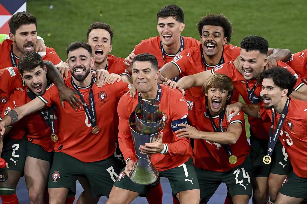 包含阿根廷力克葡萄牙，苏亚雷斯点燃赛场的词条