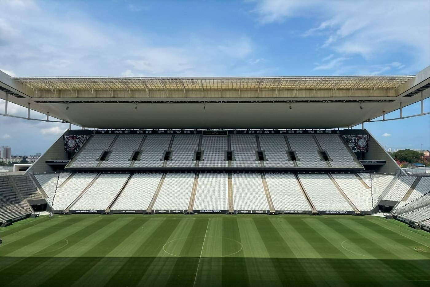 足球竞技场:球队团结一心勇往直前 足球竞技场:球队团结一心勇往直前