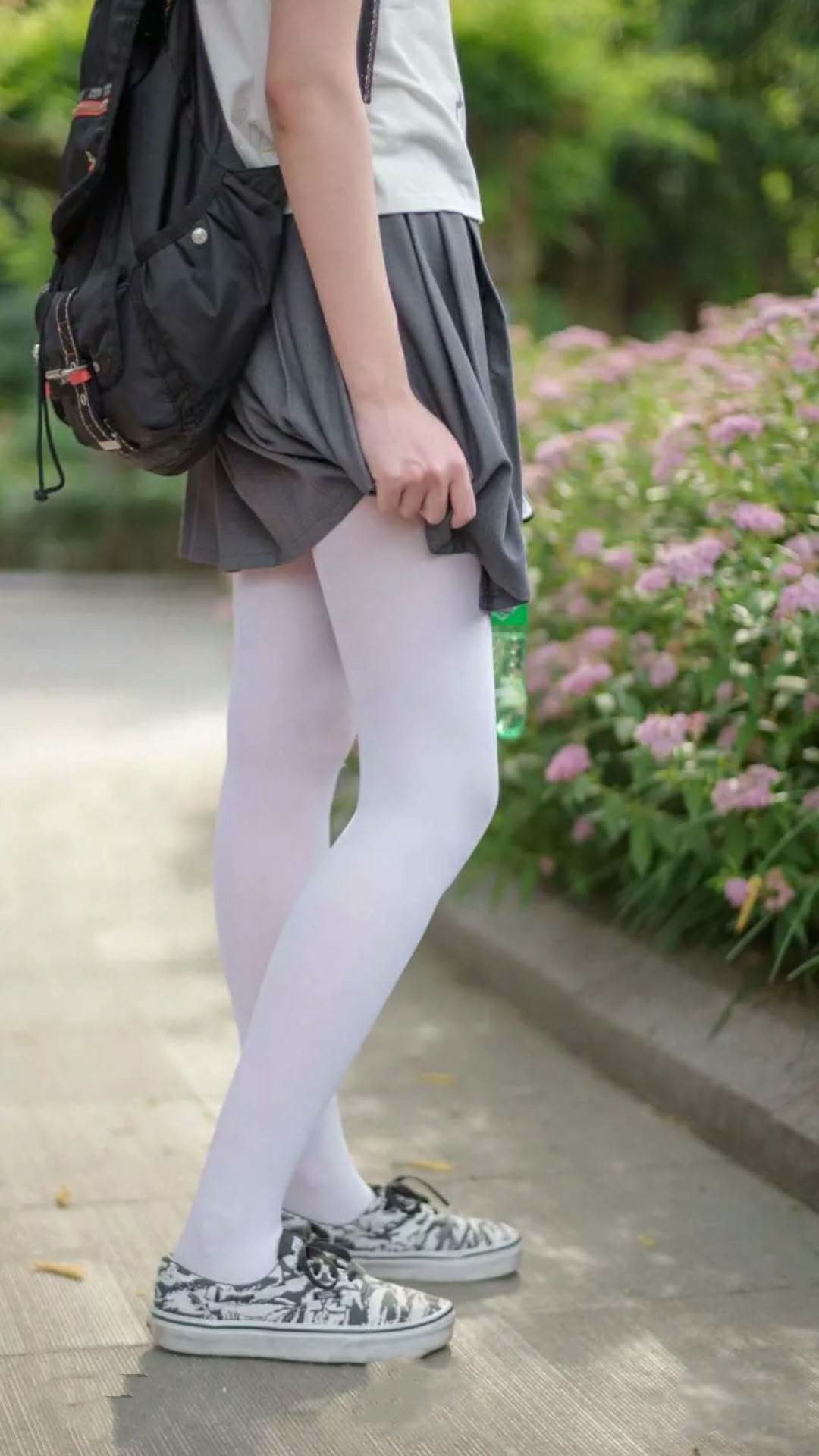 极速对决，天山脚下红色公牛的轰鸣与寂灭