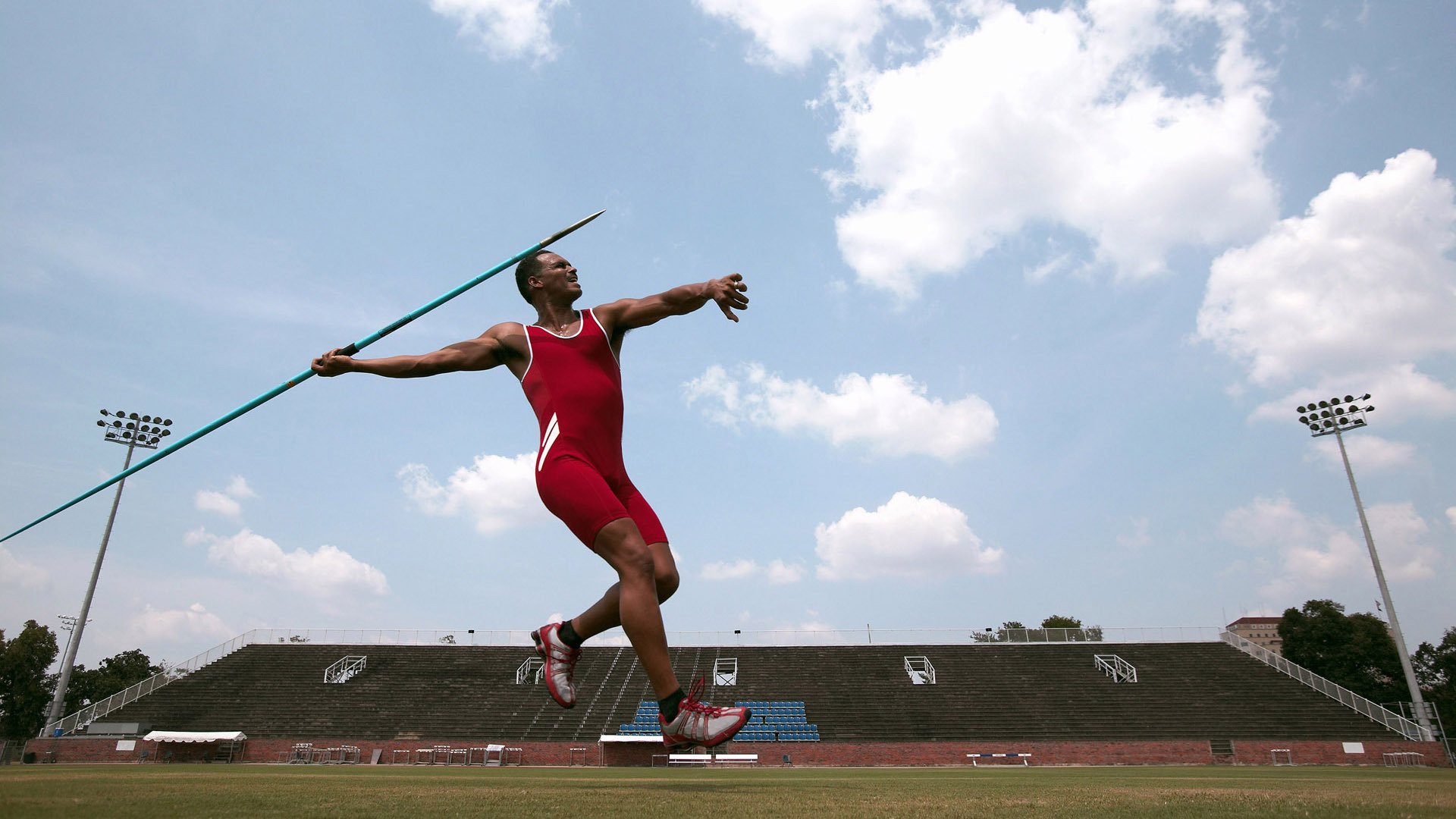 卡塔尔足球的崛起之路，蒂亚戈一锤定音，东道主完胜突尼斯彰显亚洲力量